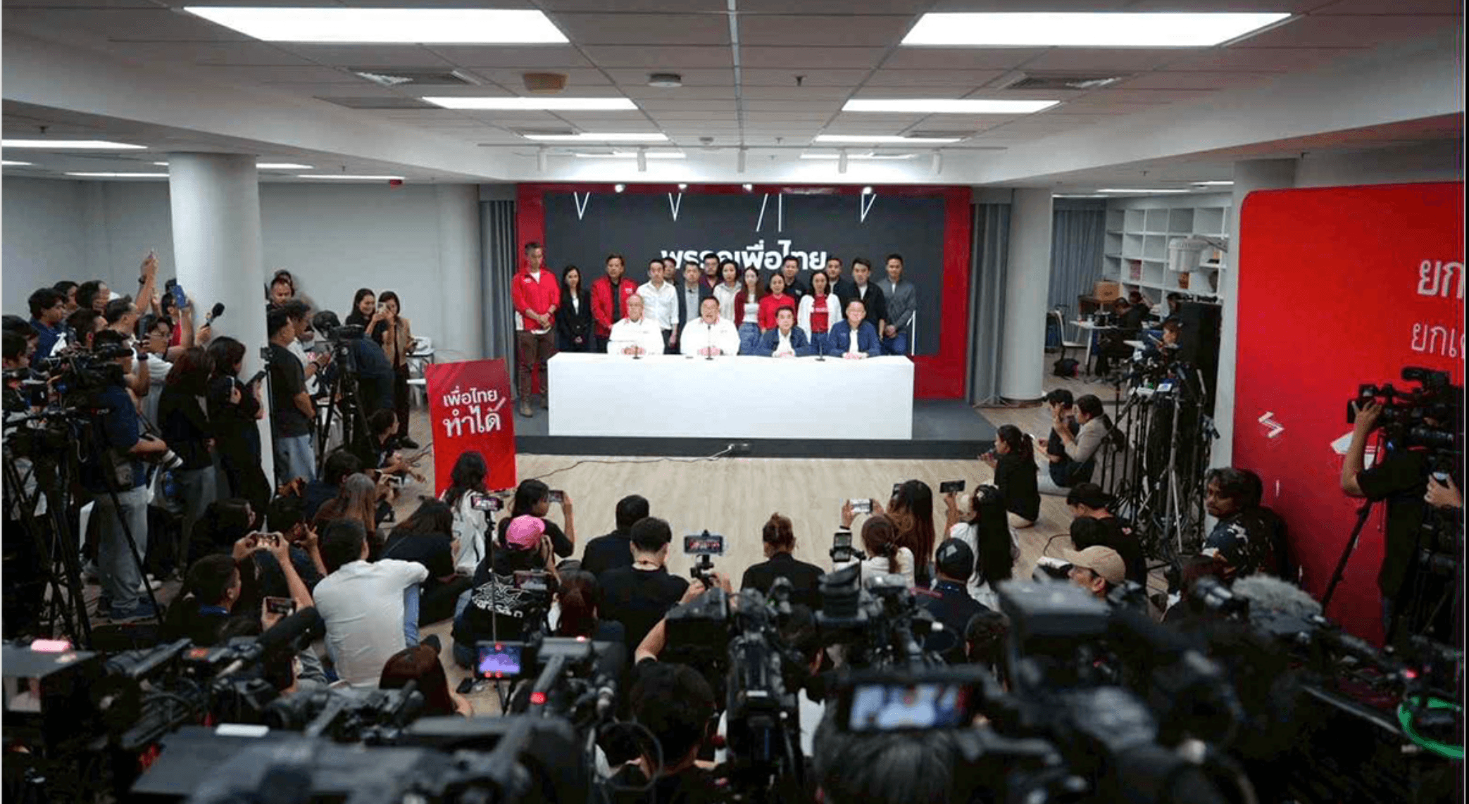 พรรคเพื่อไทยแถลงหลังจากที่ทราบผลการเลือกตั้งอย่างไม่เป็นทางการ จำนวน สส.ไม่เป็นไปตามเป้าหมายที่วางไว้ ถอดถอยกว่าการเลือกตั้งครั้งก่อน