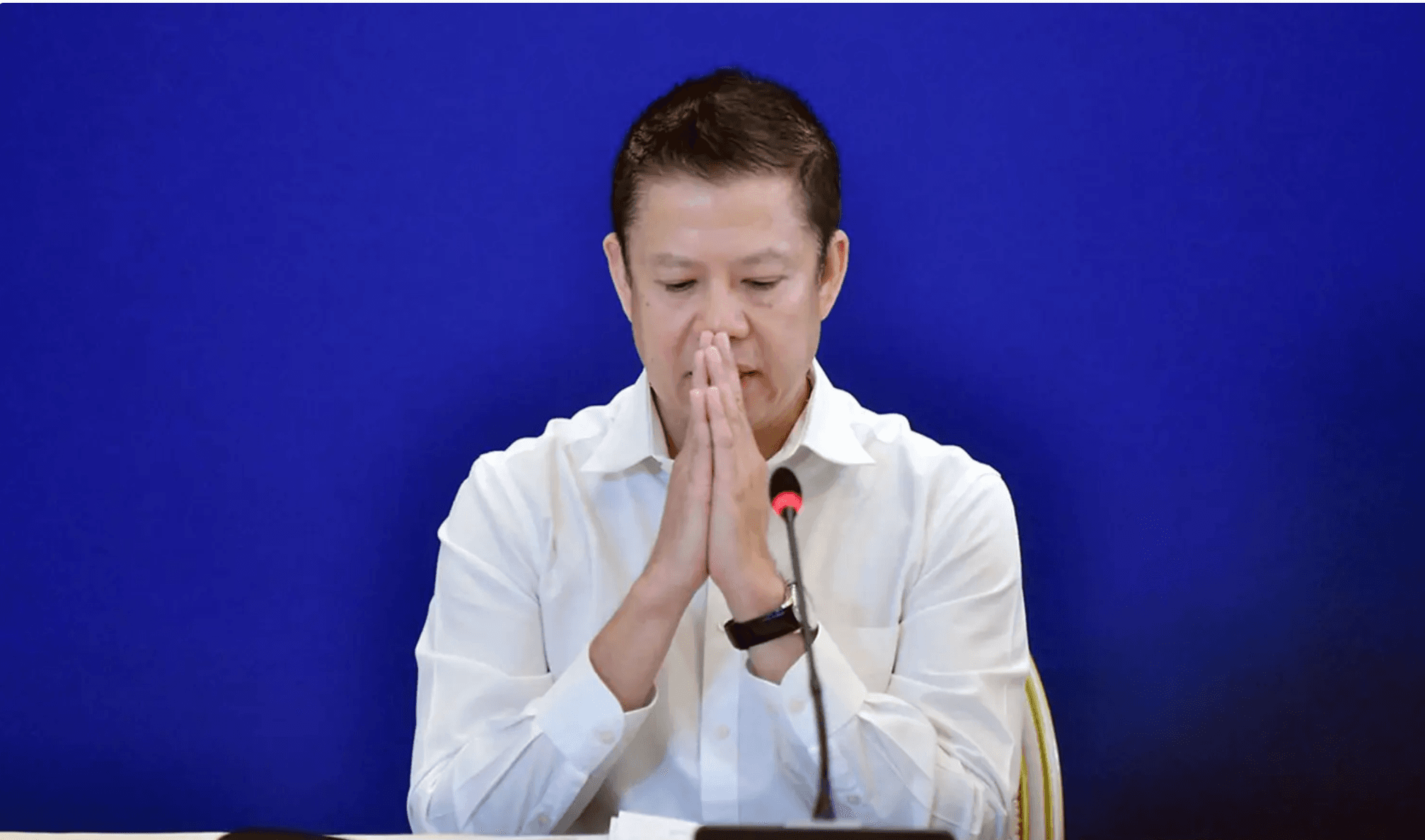 อธิบดีกรมธุรกิจพลังงาน กระทรวงพลังงาน สราวุธ แก้วตาทิพย์ ยกมือไหว้ขอโทษประชาชน ที่เกิดกรณีน้ำมันขาดแคลนหน้าปั๊ม ทั้ง ๆ ที่รัฐบาลยืนยันน้ำมันมีสำรองเพียงพอ