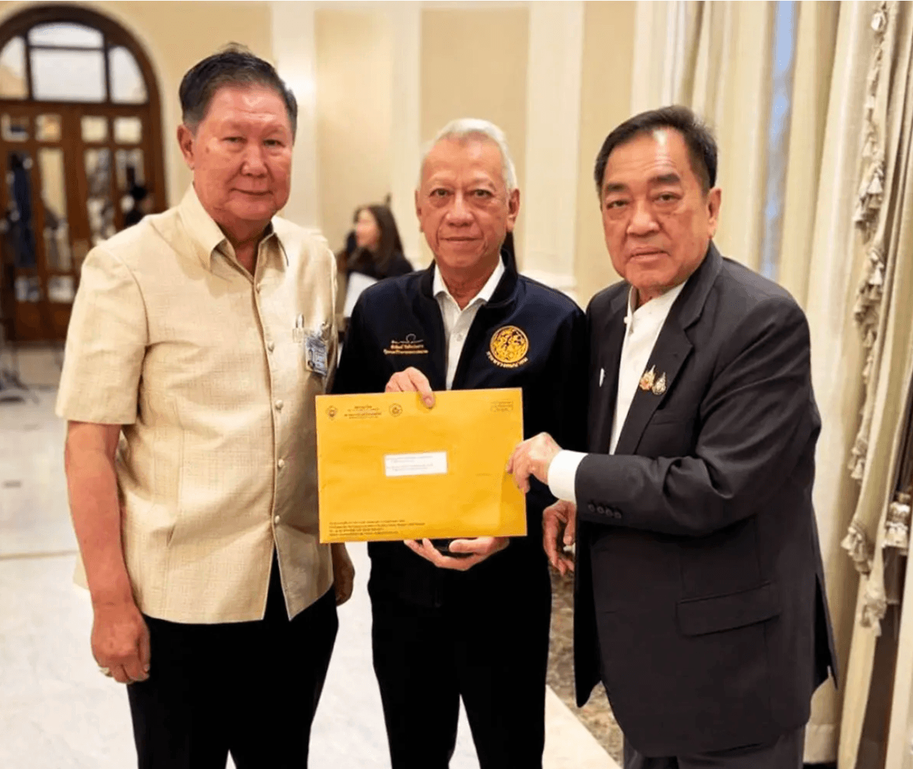พิพัฒน์ รัชกิจประการ รองนายกฯและรมว.คมนาคม และเจ้าของปั๊มน้ำมันพีที ไม่ว่าสวมหมวกไหน ก็ร้อนไปหมด จนต้องออกตามหาความจริง และใครที่โกหก