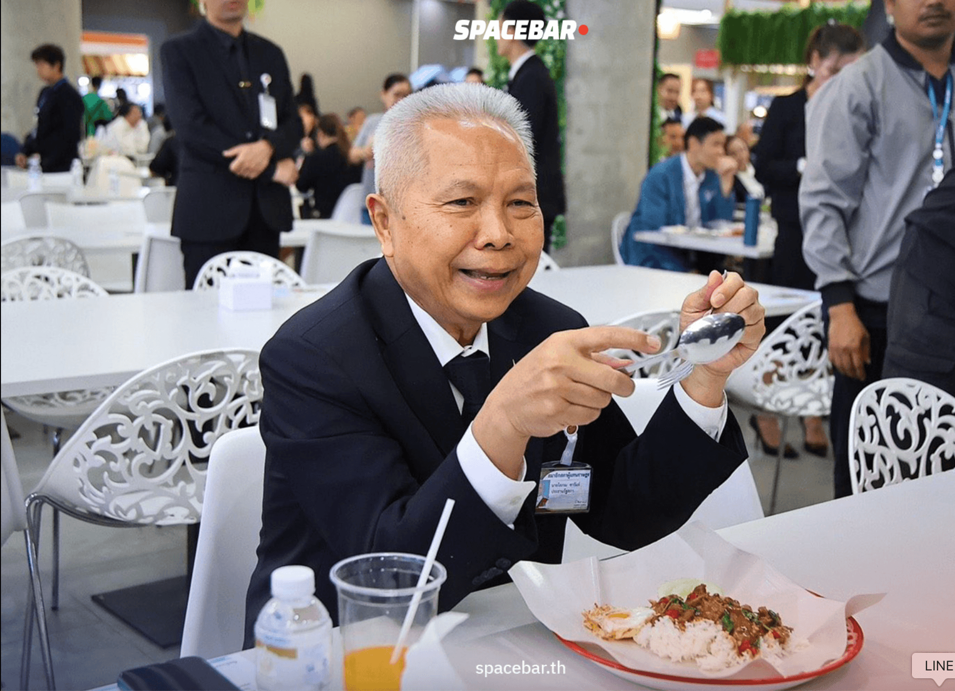 ประธานฯโส โสภณ ซารัมย์ เปิดประเดิมด้วยข้าวกะเพราถาด ตามนโยบายพรรคภูมิใจไทย ที่ สส.ดูแลปากท้องของตัวเอง และไม่ใช่เรื่อง ‘ตลก’