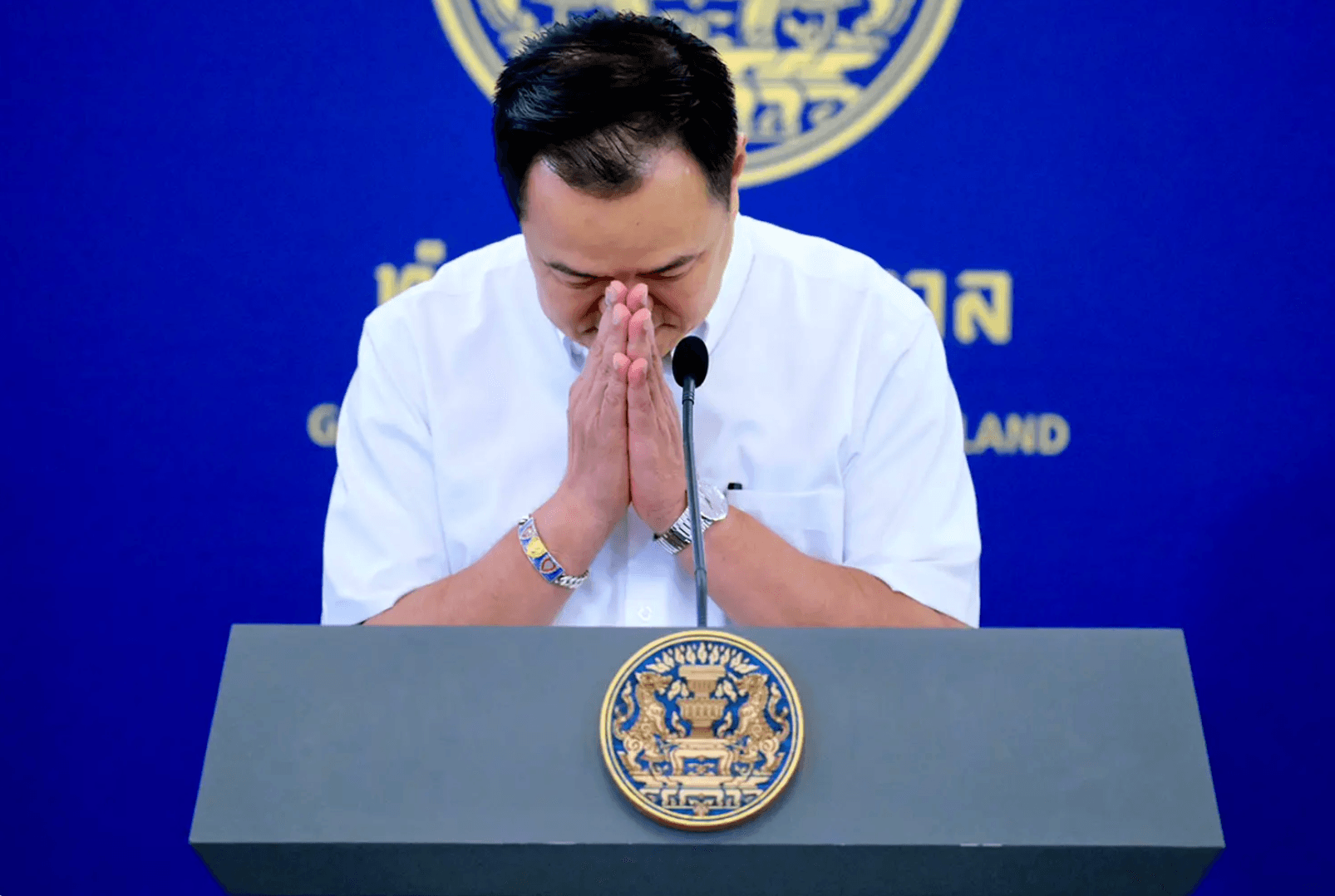 ช็อตเด็ด คนดัง นายกรัฐมนตรีอนนุทิน ชาญวีรกูล กับการไหว้ขอโทษครั้งล่าสุดกรณีวิกฤตพลังงาน และก่อนหน้านี้เขาก็ออกมาไหว้ขอโทษในหลายเรื่อง