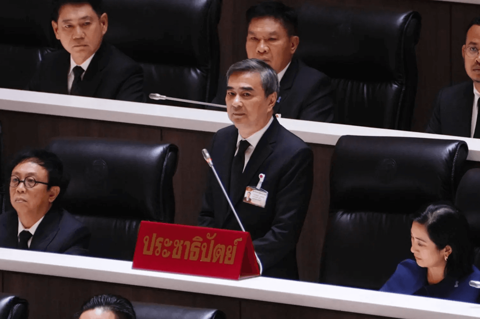 กลับเวทีสภาอีกครั้ง หัวหน้าพรรคประชาธิปัตย์อภิสิทธิ์ เวชชาชีวะ  หนักแน่นเช่นเดิม โดยเฉพาะเรื่องฮั้ว สว. กับคดีเขากระโดง 