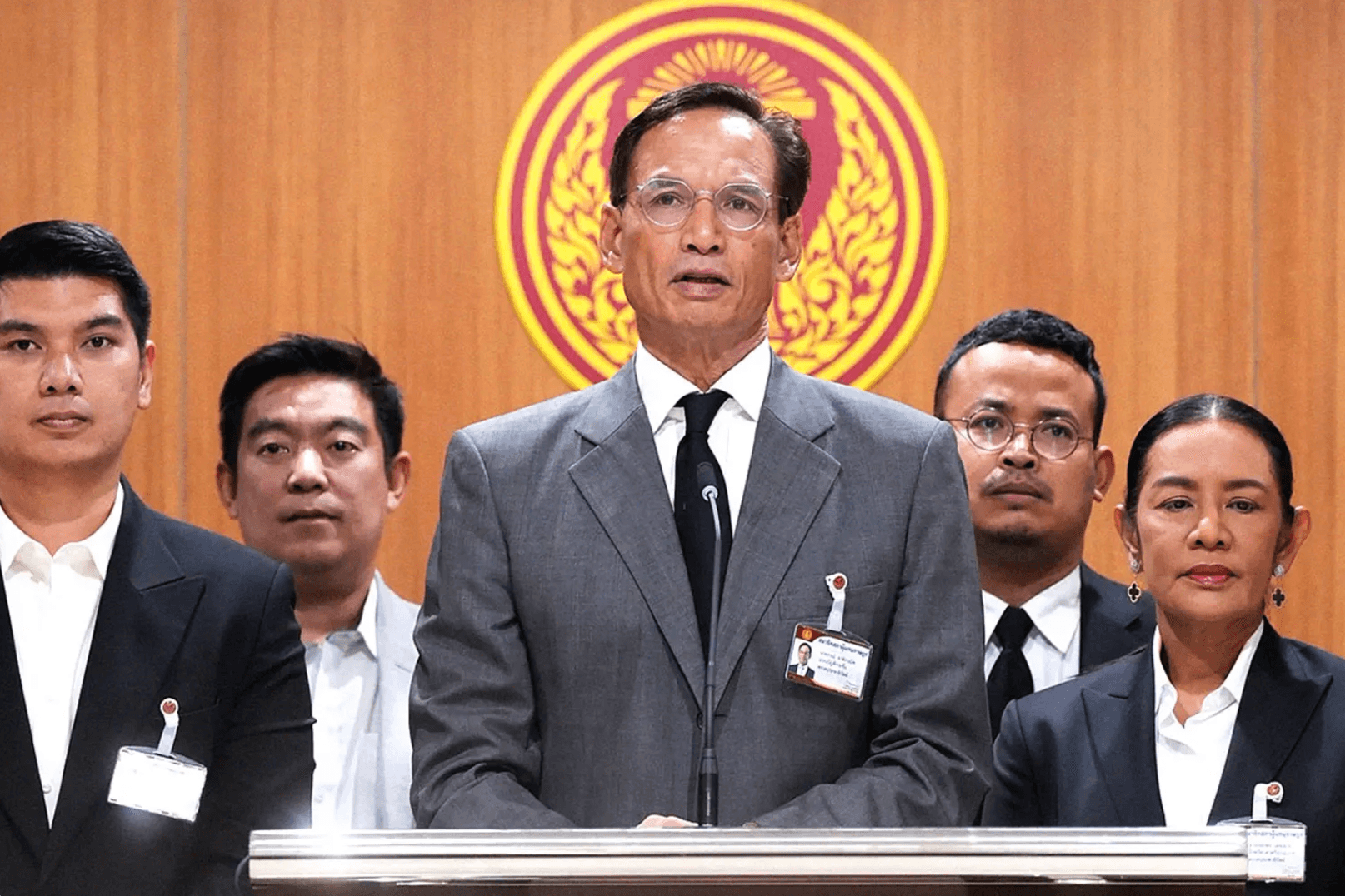 กรณ์ จาติกวณิช อดีตรมว.คลัง พรรคประชาธิปัตย์ ออกมาค้านโครงการแลนด์บริดจ์ทันที เพราะไม่ได้ถูกบรรจุอยู่ในนโยบายที่แถลงต่อสภา อยู่ดี ๆ ก็งอกขึ้นมา