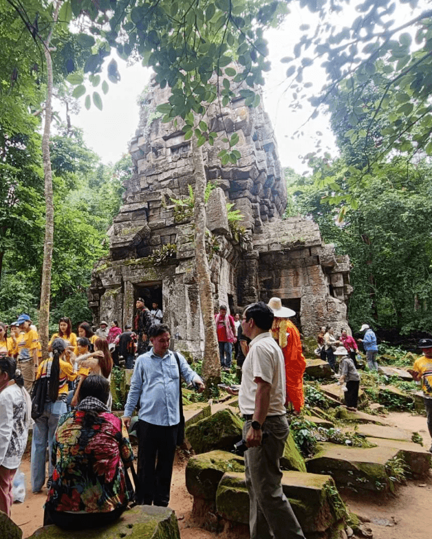 นักท่องเที่ยวเข้าชมประวัติศาสตร์ สัมผัสธรรมชาติ และรำลึกวีรกรรมผู้กล้า ‘ปราสาทตาควาย-เนิน 350’ ต.บักได อ.พนมดงรัก จ.สุรินทร์  อย่างเนืองแน่น 