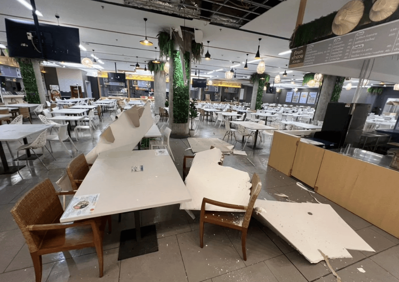 ฝ้าเพดานภายในโรงอาหารชั้น B2 อาคารรัฐสภา พังถล่มลงมาทับชุดโต๊ะเก้าอี้เสียหาย ความบังเอิญหรือเรื่องอุบัติเหตุ ก่อนวันตัดสินคดีฮั้ว สว.