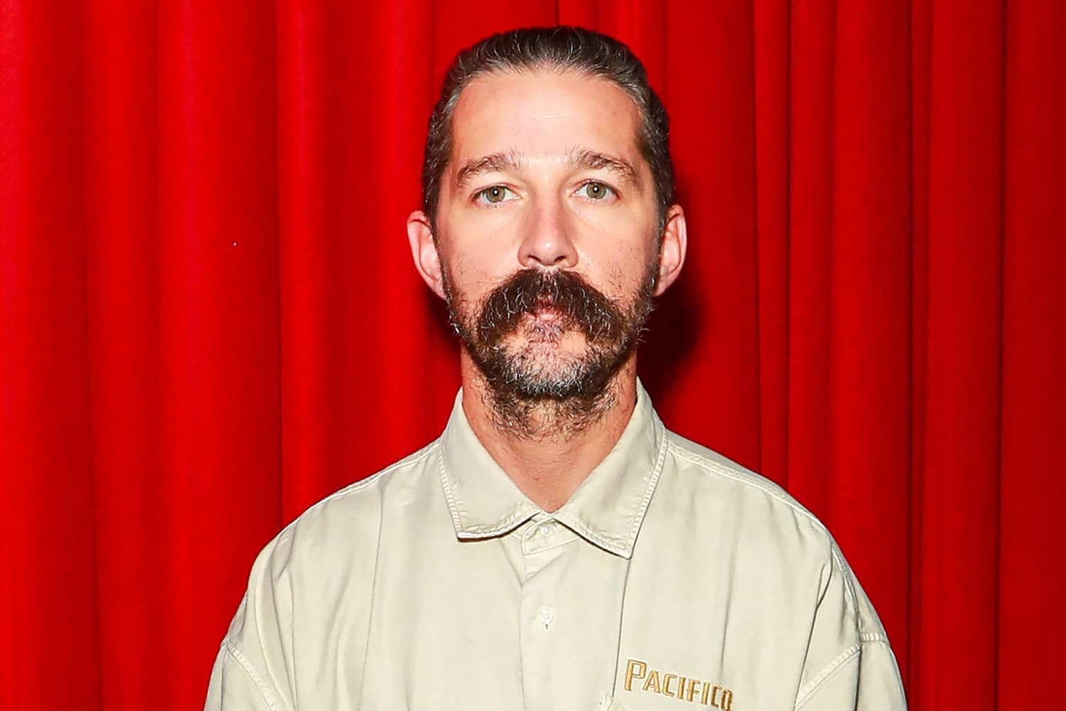 Shia LaBeouf โดนจับ! หลังถูกกล่าวหาชกชายสองคนกลางงาน Mardi Gras ที่เมืองนิวออร์ลีนส์
