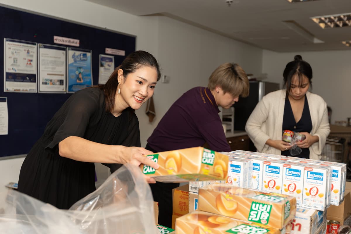 Siam_Piwat_opens_flood_relief_donation_center_SPACEBAR_Photo02_cd5af0de37.jpg
