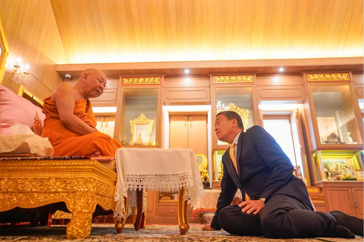 Srettha_pay_respect_to_the_monk_SPACEBAR_Photo03_ebc26eb43c.jpg