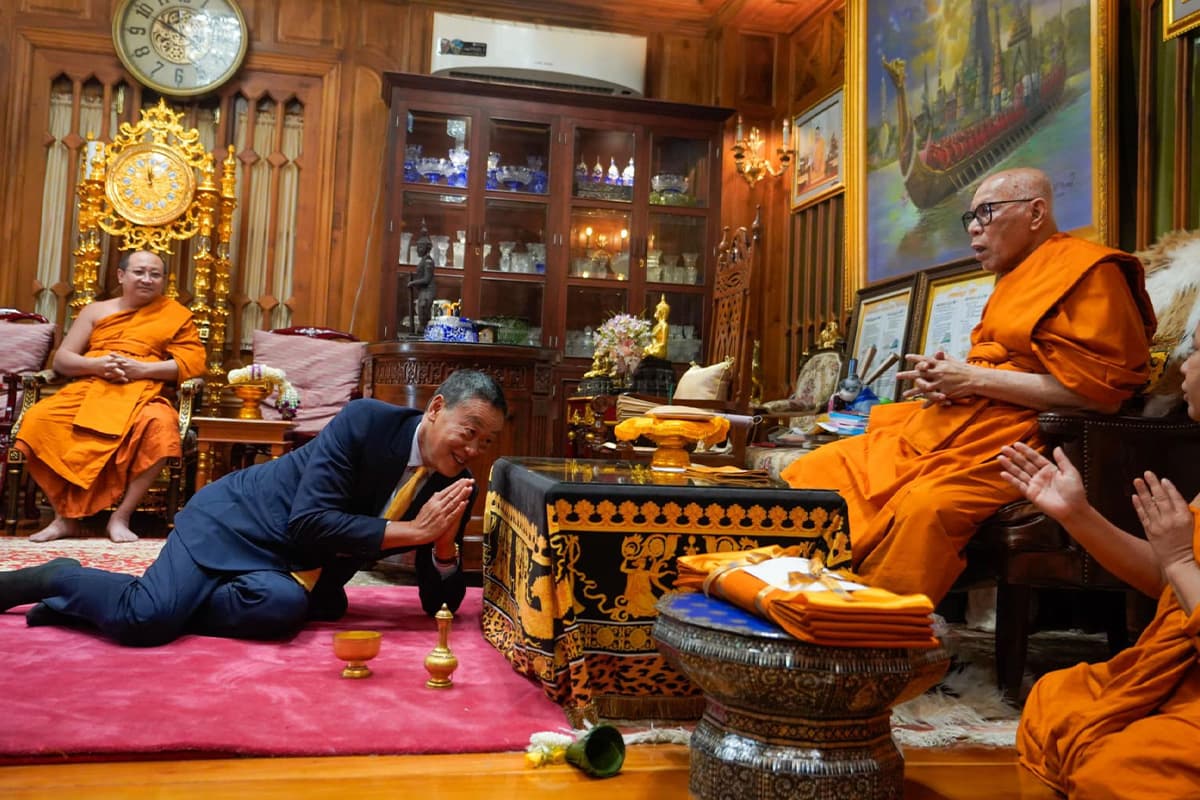 Srettha_pay_respect_to_the_monk_SPACEBAR_Photo04_71cd76a3ae.jpg
