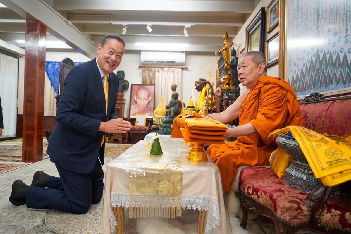 Srettha_pay_respect_to_the_monk_SPACEBAR_Photo06_3d8093c167.jpg