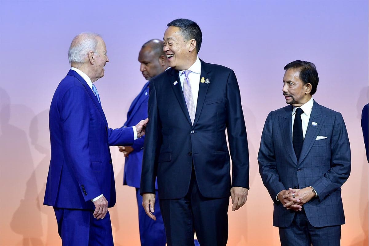 Srettha_takes_a_selfie_with_Joe_Biden_SPACEBAR_Photo02_fc8c1f2559.jpg