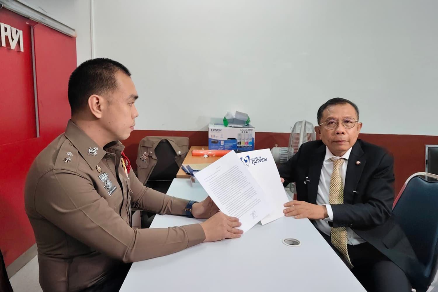 แพ้ให้หมอบราบ ชนะไม่ซ้ำเติม ‘บังซุป’ ถอนแจ้งความม.157 ‘ภูมิธรรม’