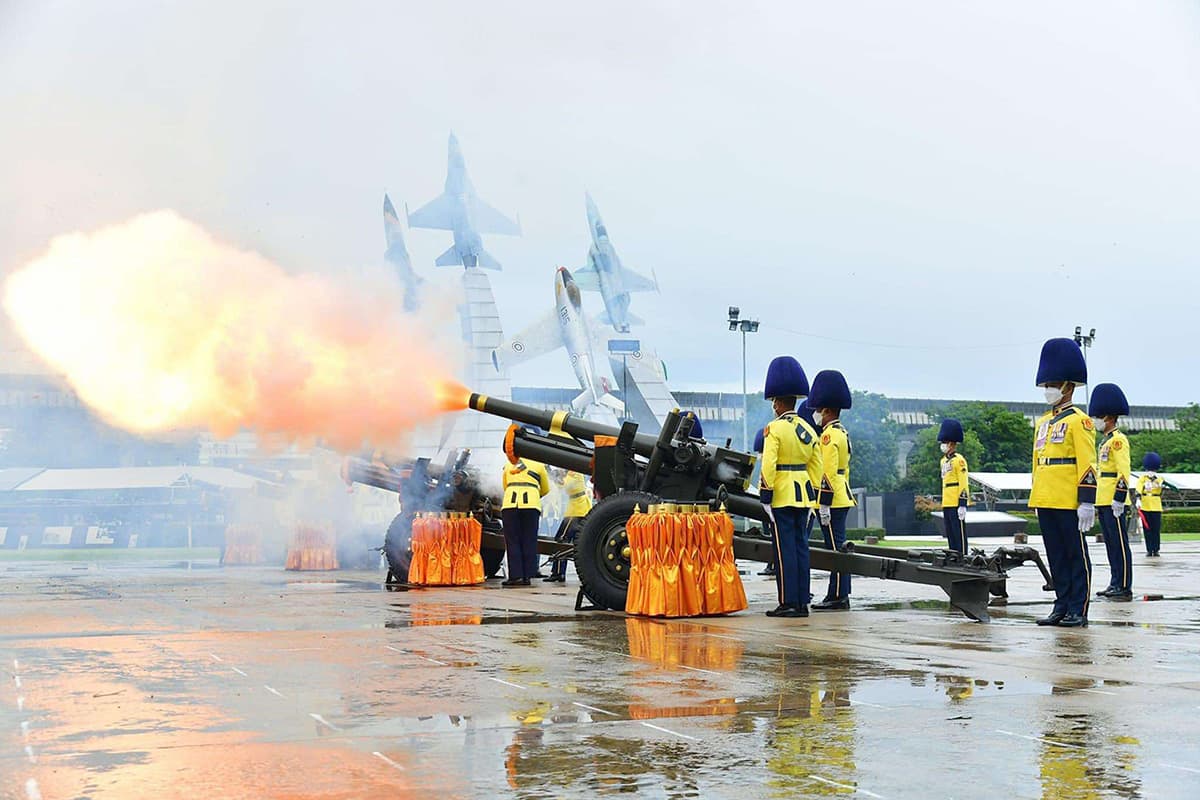Thai_Military_Salute_SPACEBAR_Photo00_4dc353de88.jpg