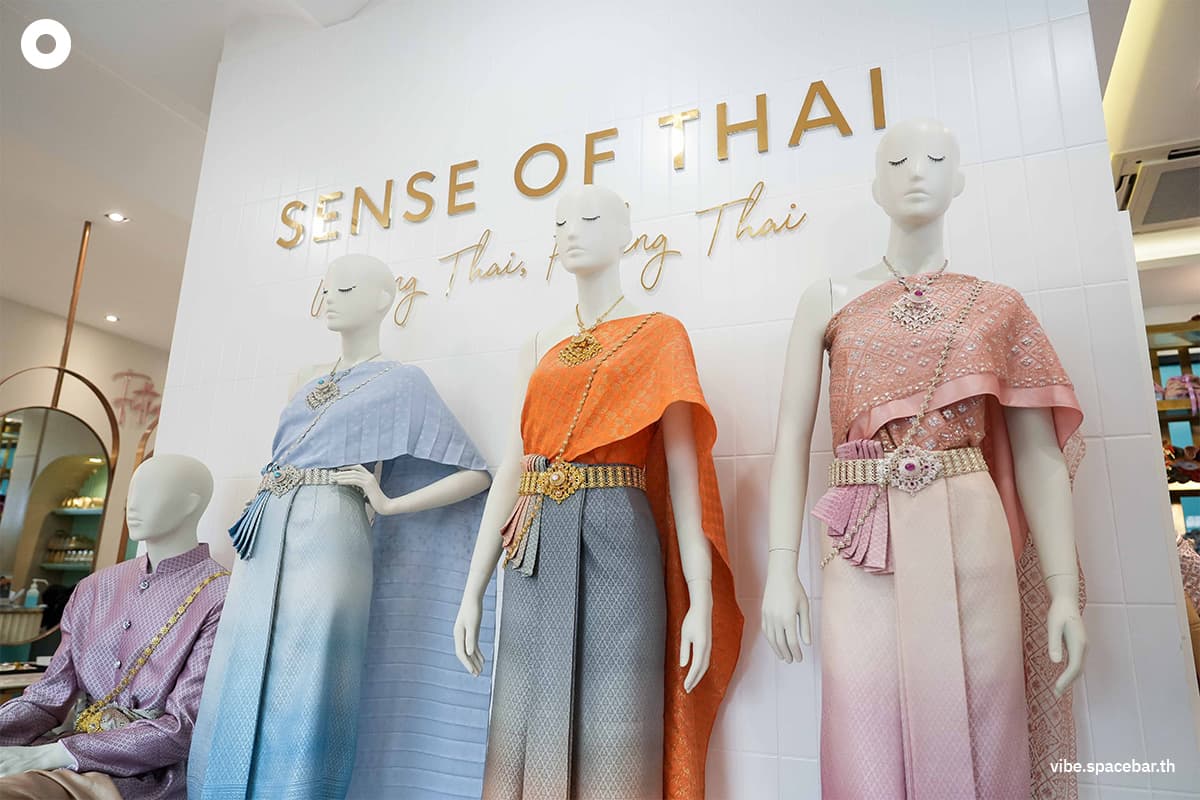 Thai_costume_rental_loykratong_festival_SPACEBAR_Photo05_62be89d283.jpg