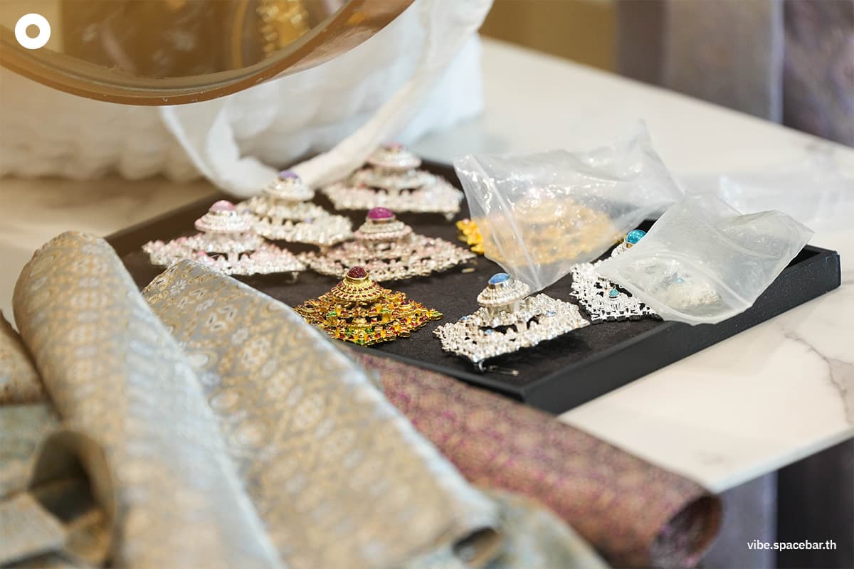 Thai_costume_rental_loykratong_festival_SPACEBAR_Photo06_6f7b131378.jpg