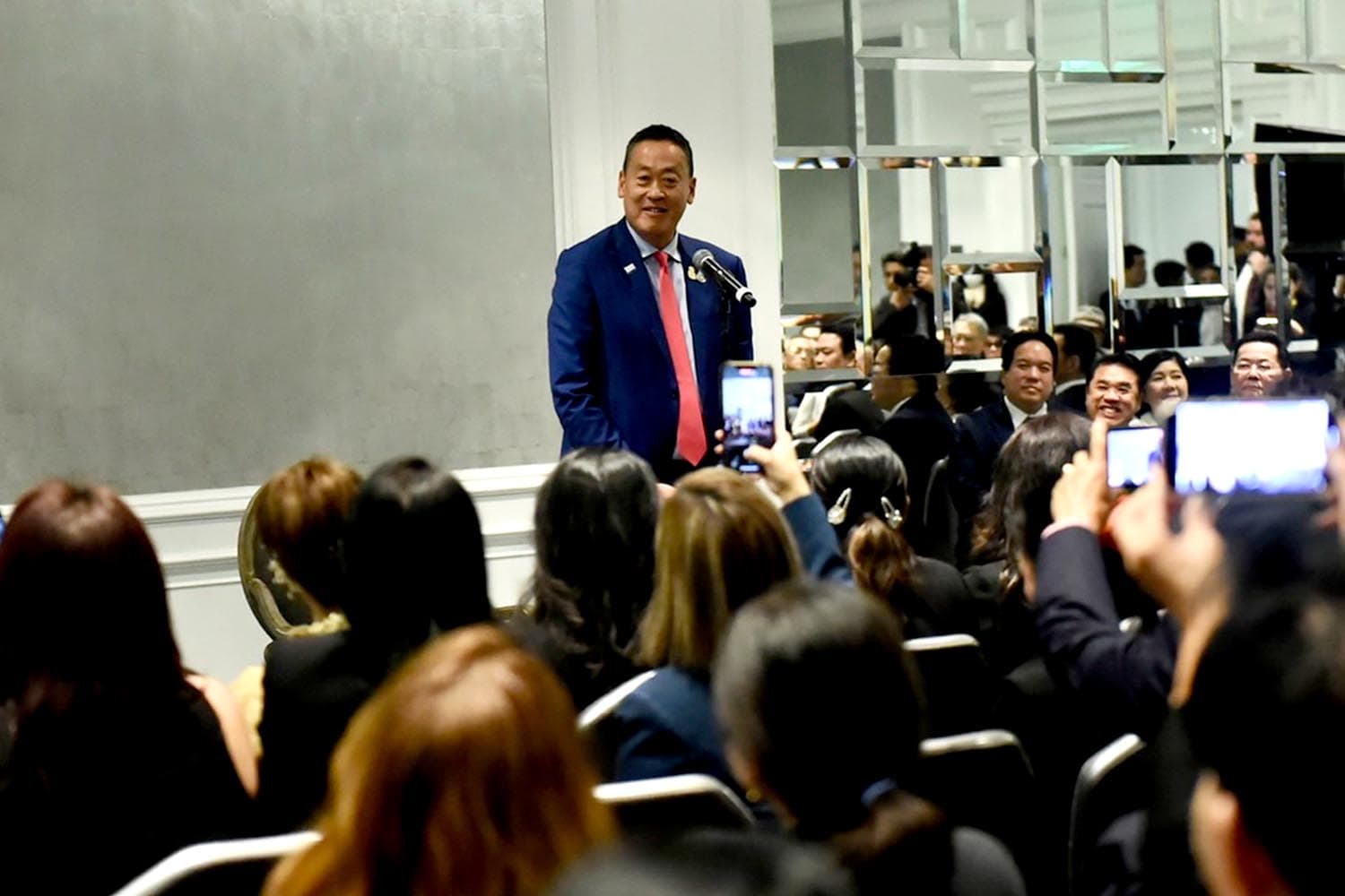 Thai_people_in_the_United_States_meet_with_Srettha_SPACEBAR_Hero_0e1aa1395f.jpg