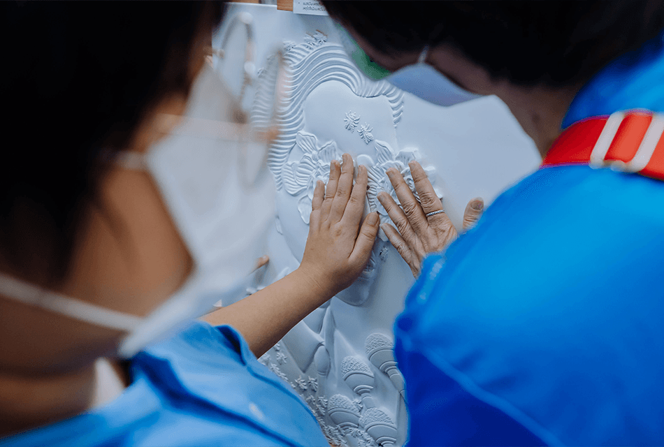 ศิลปะที่มองผ่านปลายนิ้ว ยูโอบีนำ “ศิลปะสัมผัสได้” สู่หอศิลปกรุงเทพฯ