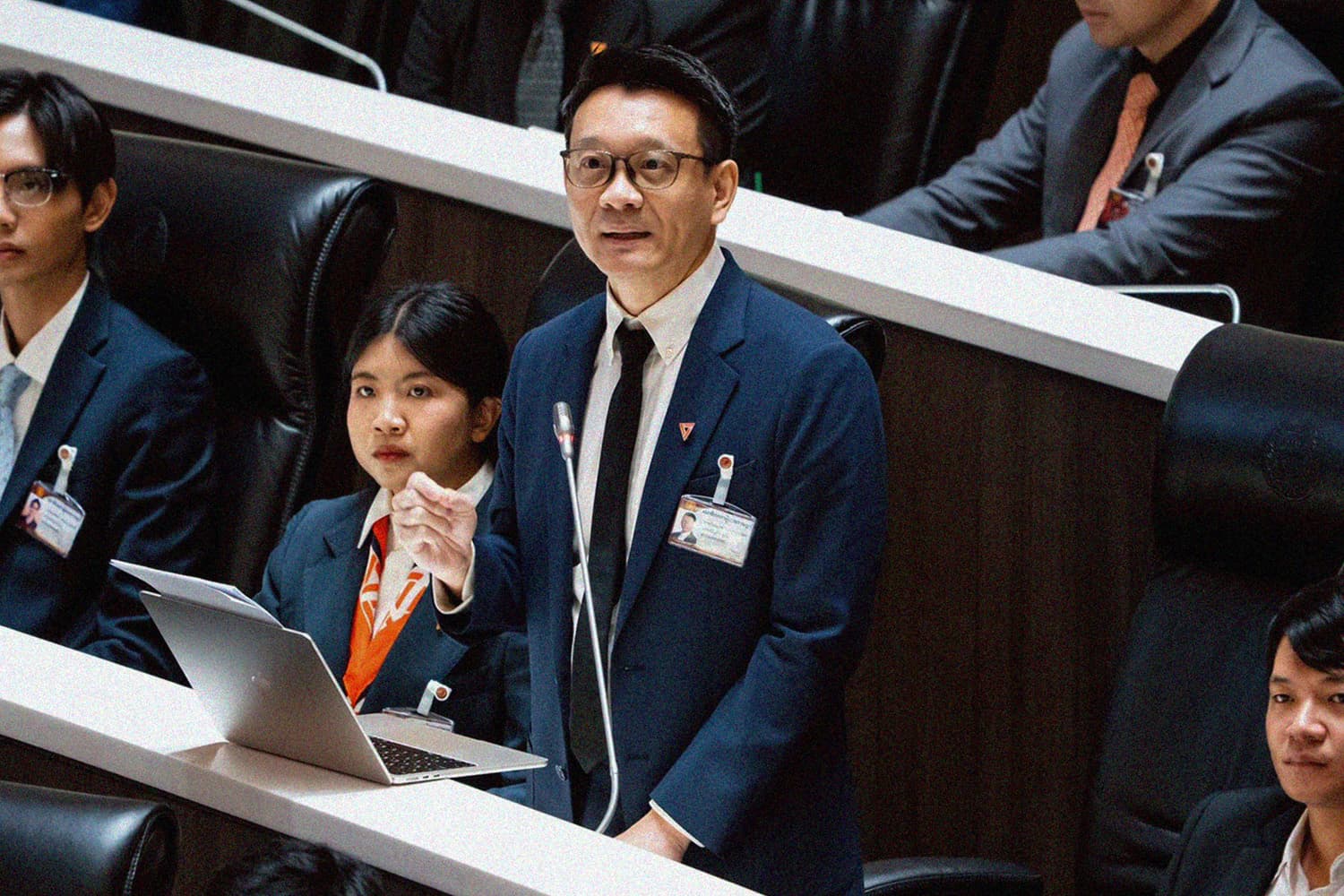 'วีระยุทธ' อัด 'ศบก.' ทำงานแบบปิด จี้รัฐฟังเสียงคนตัวเล็ก ซัด ตรึงราคาน้ำมันทำป่วน