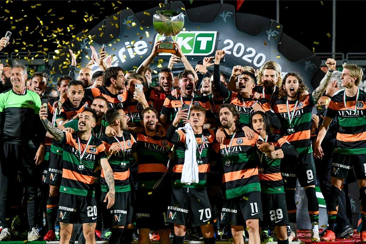 Venezia_fashion_football_jersey_03_7e4a13081d.jpeg