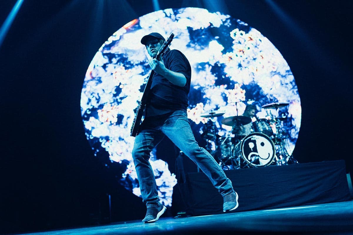 Vibe_Review_Fall_Out_Boy_Live_In_Bangkok_SPACEBAR_Photo02_a42e7109fc.jpg