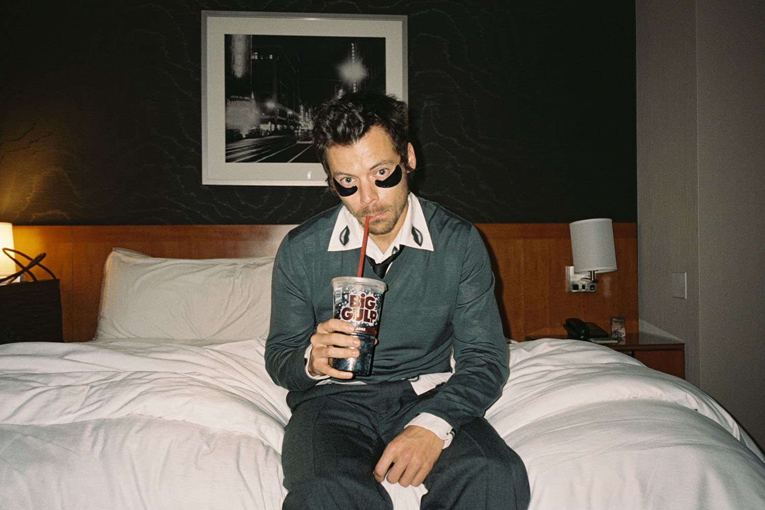 ส่องไอเท็มใต้ตา Harry Styles ในภาพโปรโมต ‘Aperture’