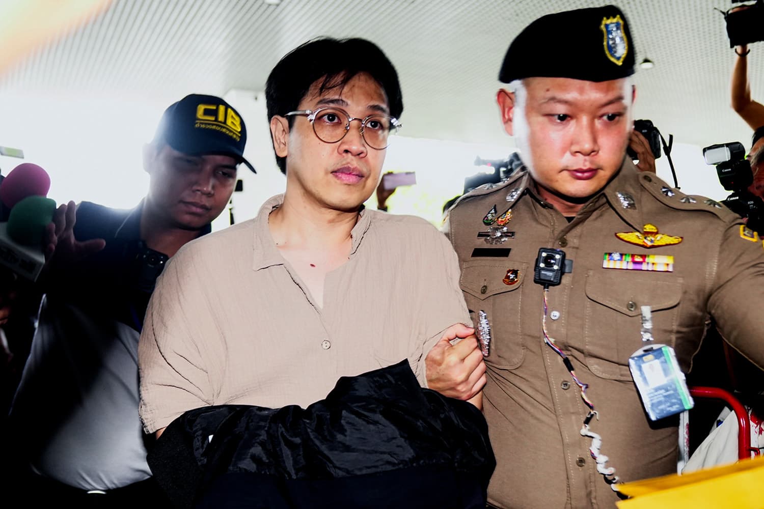 ‘หมอบี’ ถึงกองปราบฯ ปัดตอบคำถามสื่อ ขณะที่ ‘หลวงพ่ออลงกต’ ถึงกองปราบฯ ตั้งแต่ตี 5