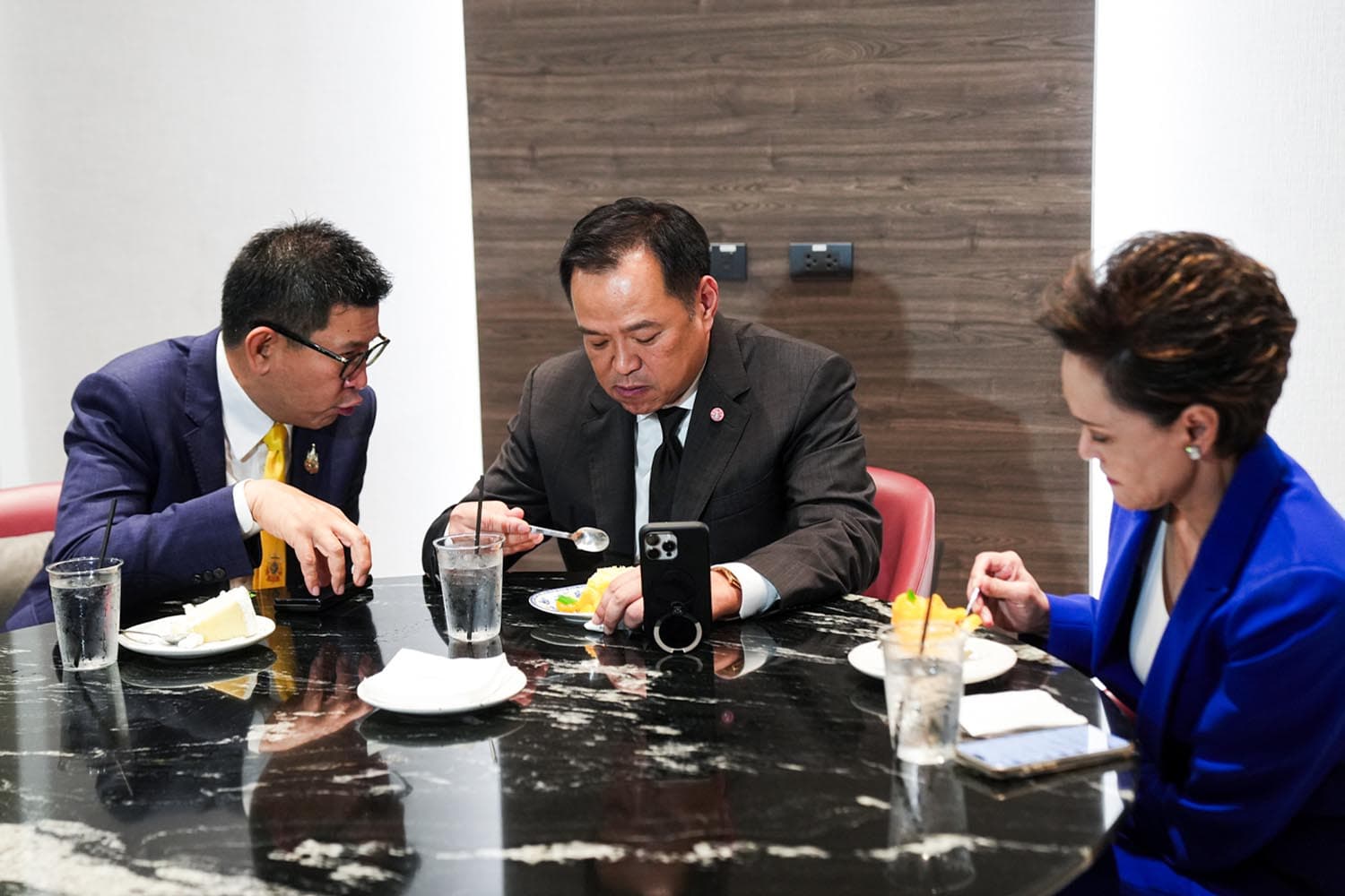 ‘อนุทิน’ เปิดตัว ‘ศุภจี’ พร้อมพากินเค้กส้ม