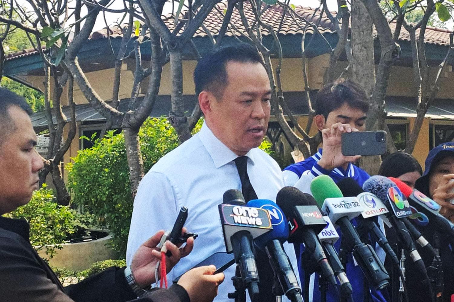 ‘นายกฯ’ เรียก ‘บิ๊กเล็ก’ คุยเหตุระเบิดใต้ กำชับเยียวยา-สังคายนาการข่าว ปัดความรับผิดชอบไม่ได้ เหตุความไม่สงบ