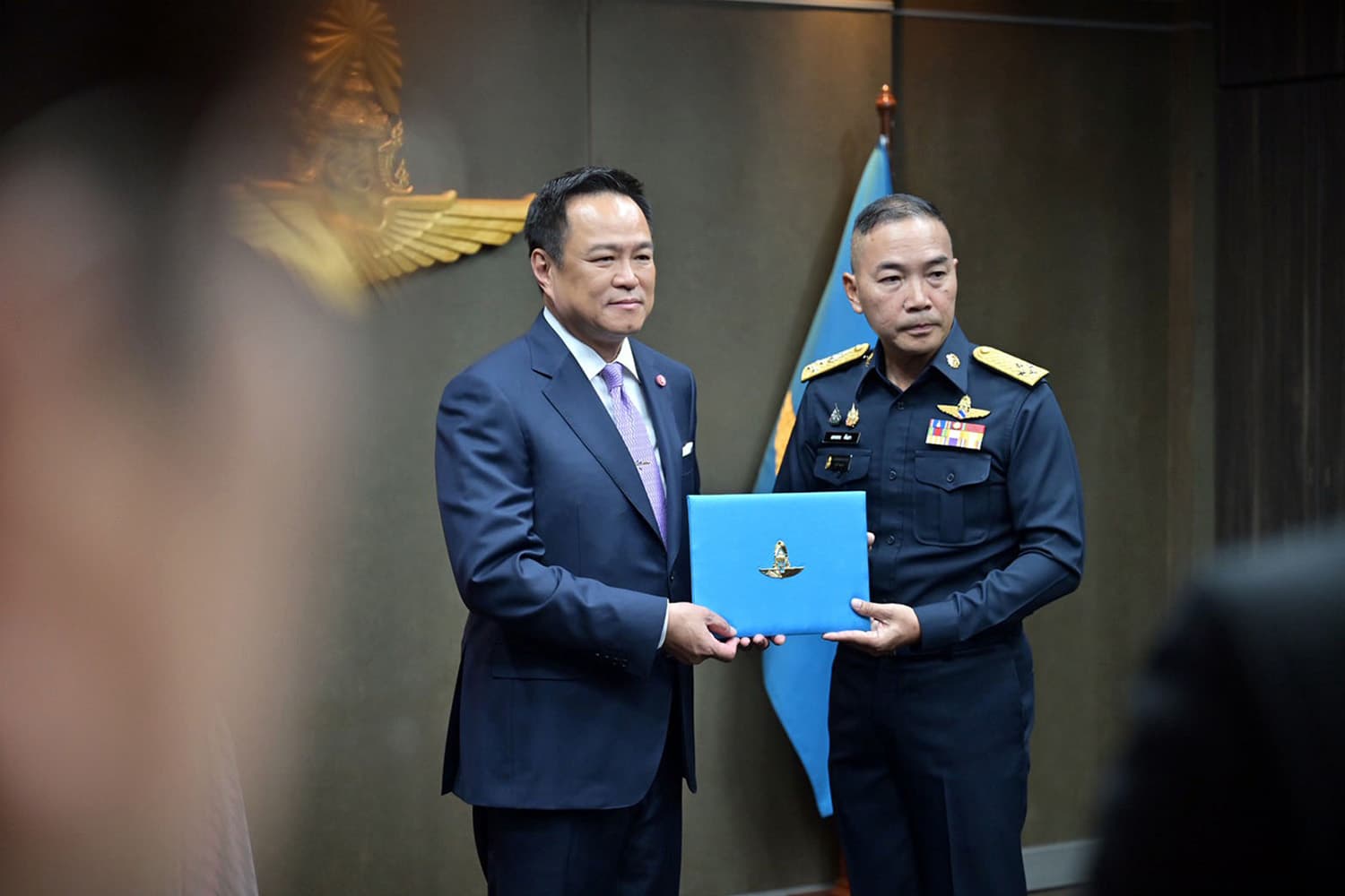 ‘นายกฯ’ รับเครื่องหมาย ‘ปีกเหินเวหา’ บอก ‘ขอบคุณครับ’ หลังถูกถามจะร่วมมือนานาชาติปราบสแกมเมอร์หรือไม่
