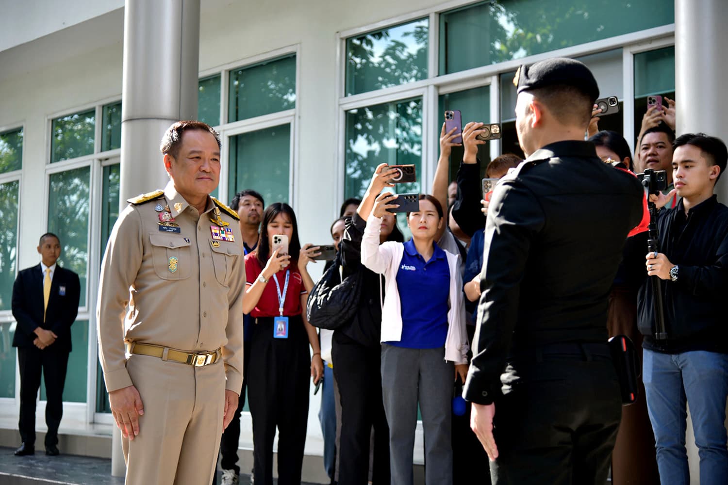 ‘นายกฯ’ ร่วมประชุม ‘กอ.รมน.’ ปลื้ม ‘ปชช.’ แห่ลงทะเบียนคนละครึ่งพลัส