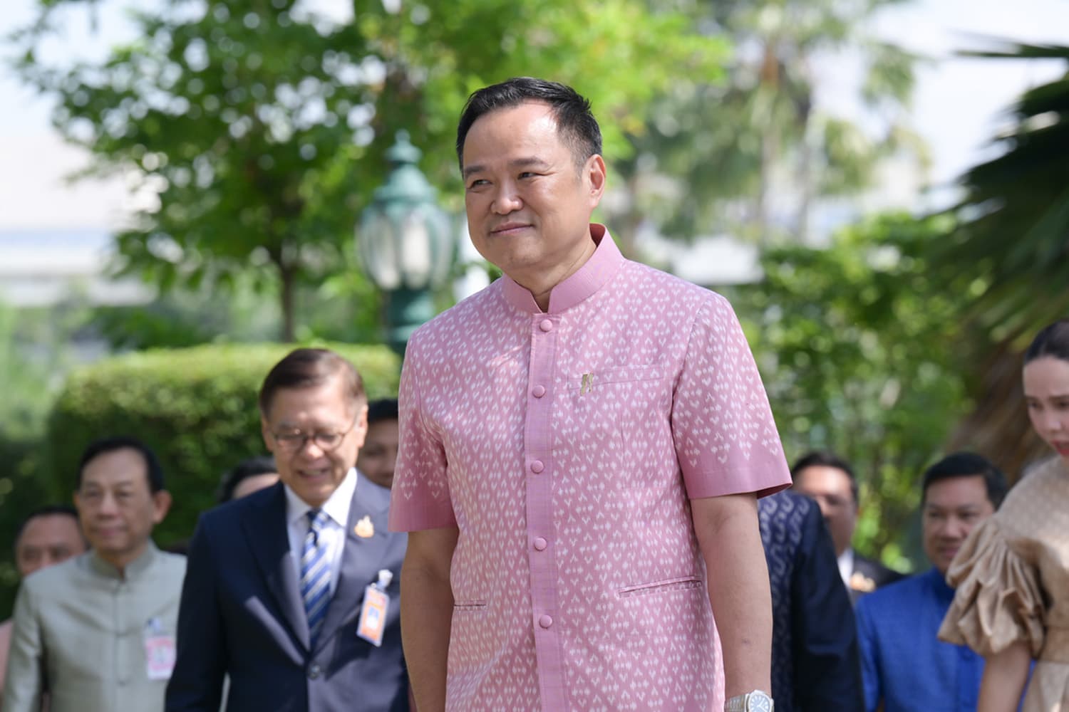 ‘นายกฯ’ ปัดมูหวังผลอยู่ยาว แจงแค่ทำบุญตามประเพณี พร้อมร่วมโปรโมทงานลอยกระทง