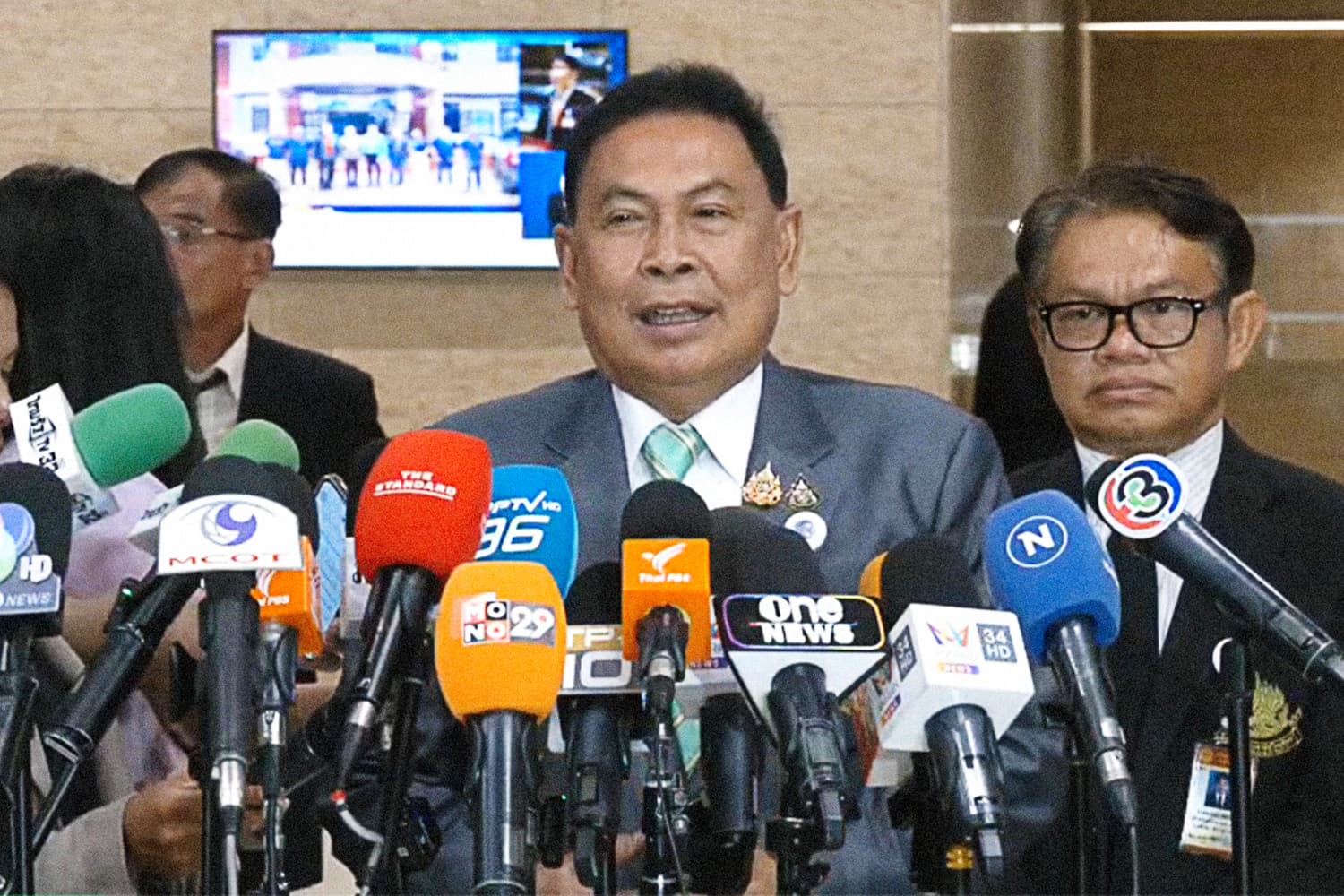 ‘สุรทิน’ ถาม ใครจะมาสั่ง! หลังเอาผิด ม.112 ‘ภูมิธรรม’