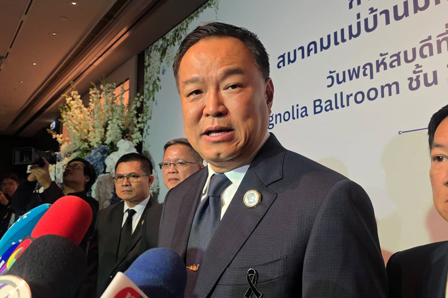 แบ่งฝ่ายหรือเปล่า ? ‘หนู’ ปัดตอบรักชาติต้องเลือก ‘ภท.’