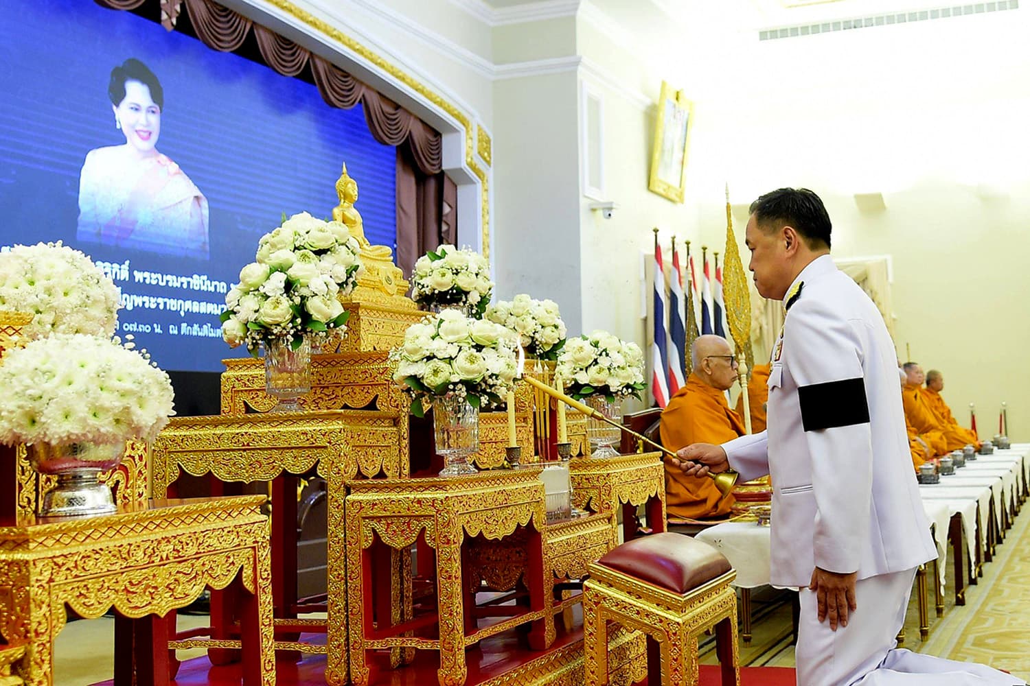 นายกฯ อนุทิน นำ ครม. บำเพ็ญกุศล ‘พระพันปีหลวง’
