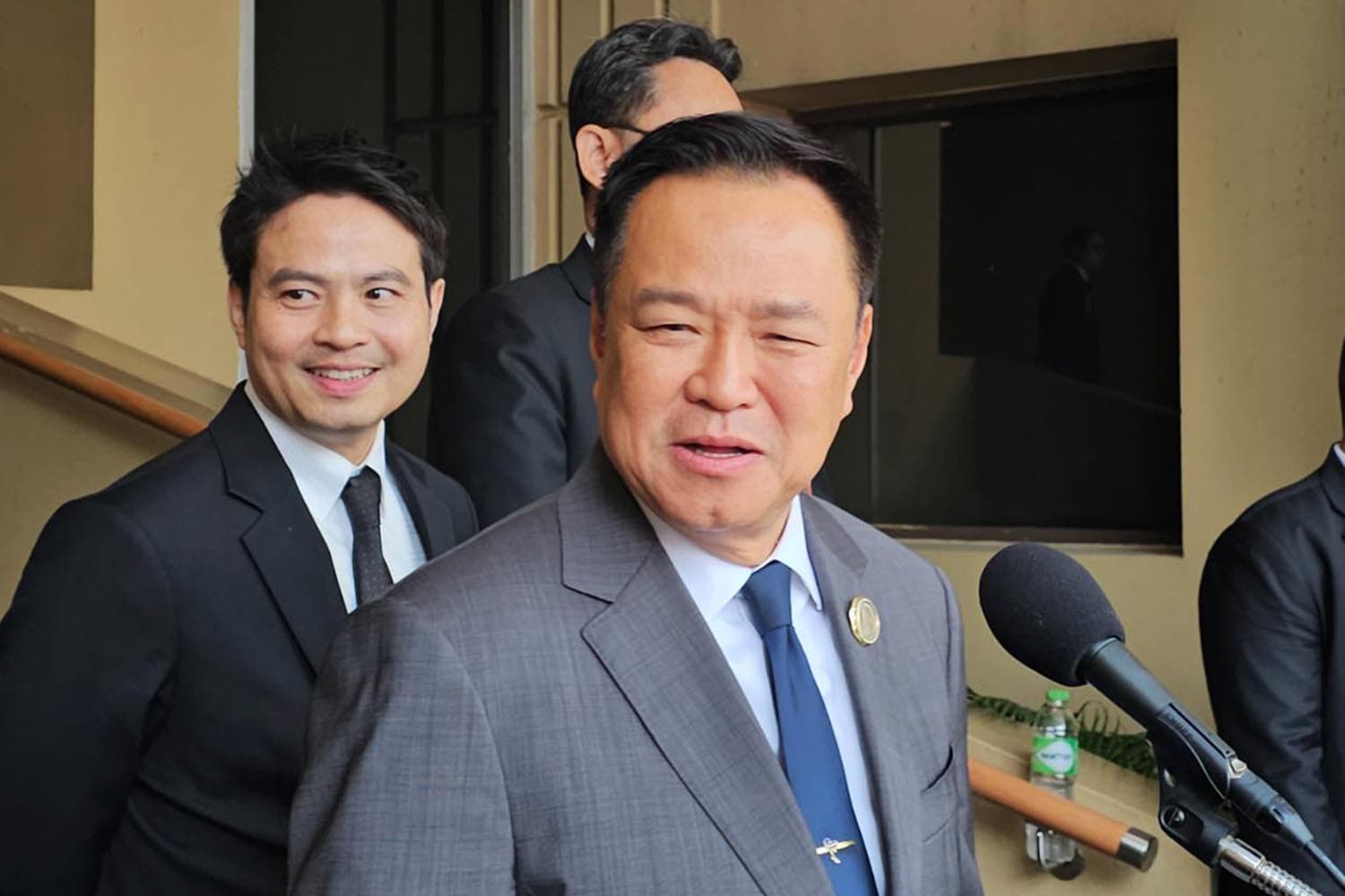‘อนุทิน’ ปัดจบดีลรัฐบาล บอก ไม่ได้ยินกระแสไฟจราจร