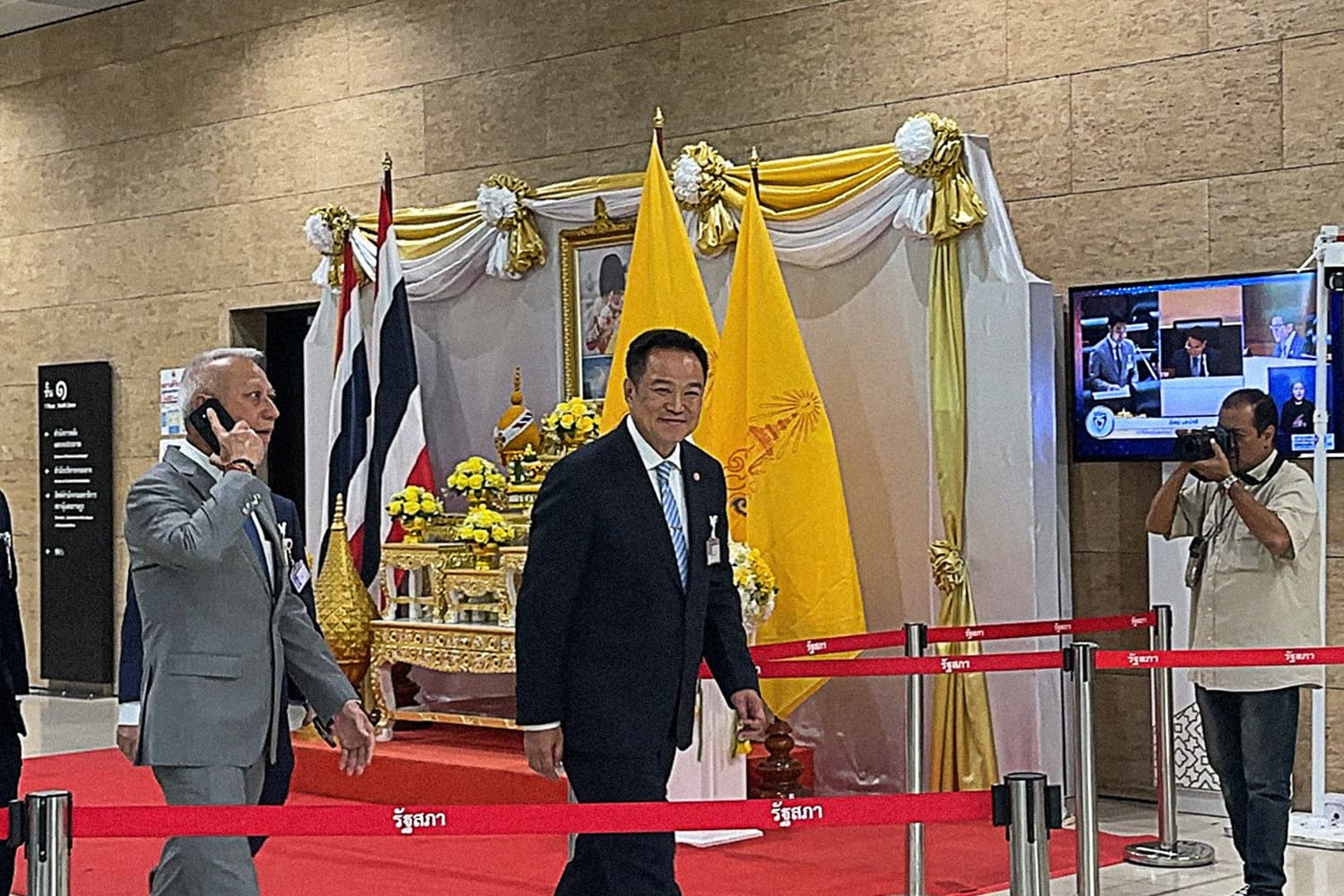 ‘นายกฯ’ รีบรุดเข้าสภาฯ ตอบกระทู้สดครั้งแรก