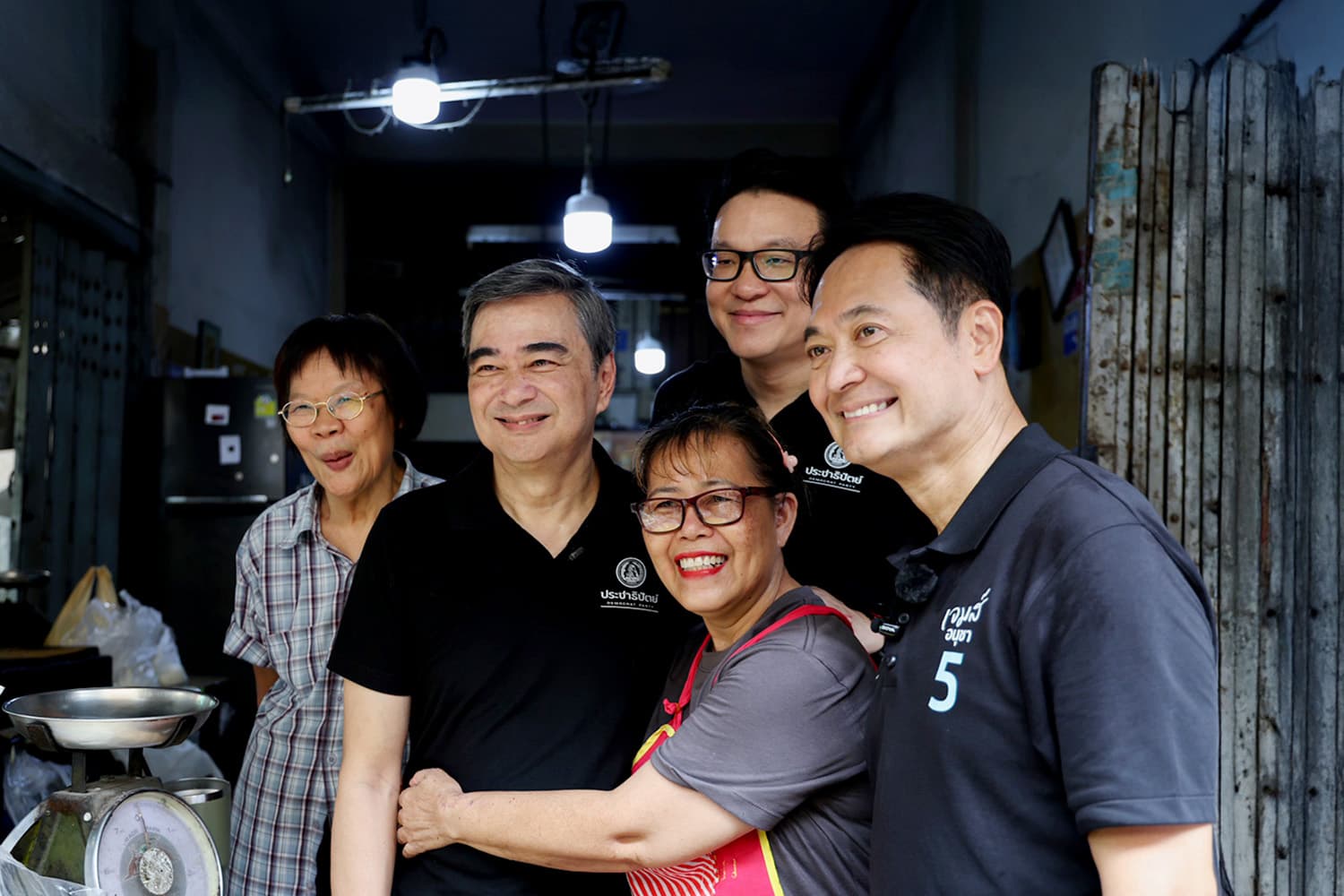 ‘อภิสิทธิ์’ บอกยังมีเวลาหลัง ‘แม่ยกสีฟ้า’ ปันใจให้ ‘ชัชชาติ’