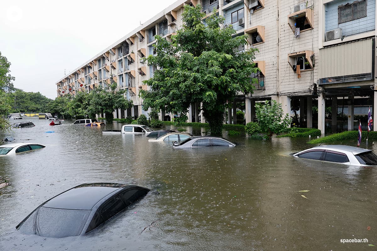 น้ำท่วมรถยนต์ข้างอาคารพักอาศัยแฟลตคลองจั่น เขตบางกะปิ หลังฝนตกหนักในกรุงเทพฯ เมื่อวันที่ 26 กันยายน 2026 Photo by SAROT MEKSOPHAWANNAKUL / THAI NEWS PIX / AFP