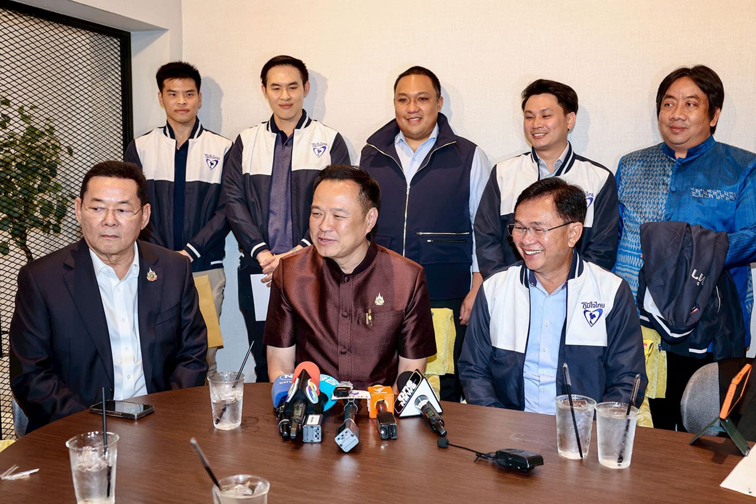 ‘คนเพื่อไทย-บ้านรัตนเศรษฐ’ เปิดตัวสวมเสื้อ ‘ภท.’