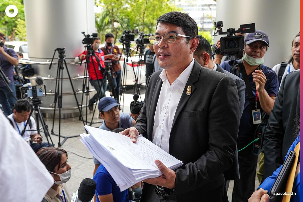 bhumjaithai_party_file_a_lawsuit_against_chuwit_SPACEBAR_Photo03_a5150564fd.jpeg
