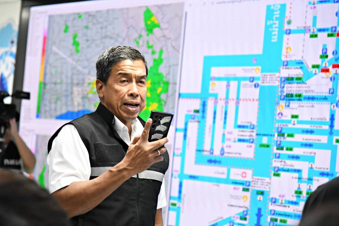 ‘ชัชชาติ’ ลุยศึกน้ำท่วมฝั่งตะวันออก! สั่งเร่งพร่องน้ำคลองหลัก ดูแลผู้ประสบภัย-ผู้ป่วยติดเตียง
