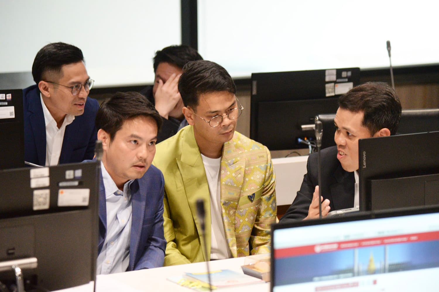 ‘ไชยชนก’ นำทีม​ 5 สส.​ ภูมิใจไทย ร่วมประชุมวิปฝ่ายค้านนัดแรก