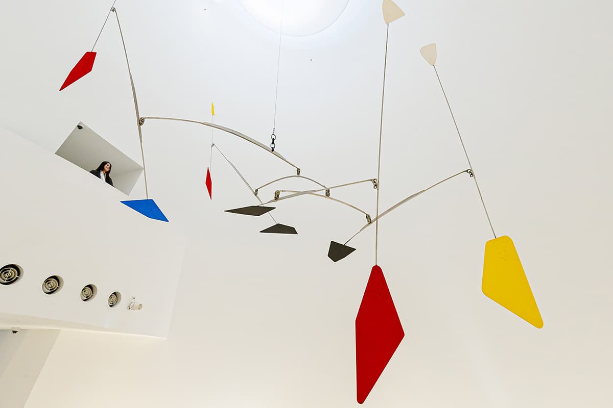 Alexander Calder, Les Trois Barres (1970), จัดแสดง ณ ดิบ บางกอก © 2026 Calder Foundation, New York / Artists Rights Society (ARS), New York