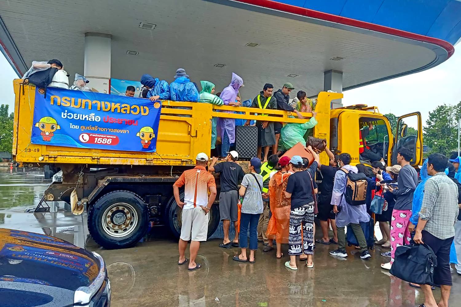 ทล.เปิด 3 เส้นทาง 6 จุดรับ-ส่งปชช. ช่วยเดินทางพื้นที่น้ำท่วมสงขลา–สตูล
