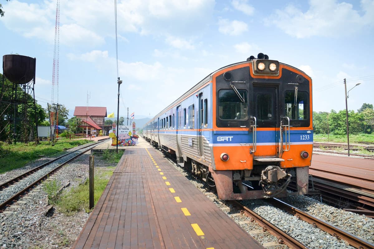 economic-business-thai-trains-sell-ticket-SPACEBAR-Photo01.jpg