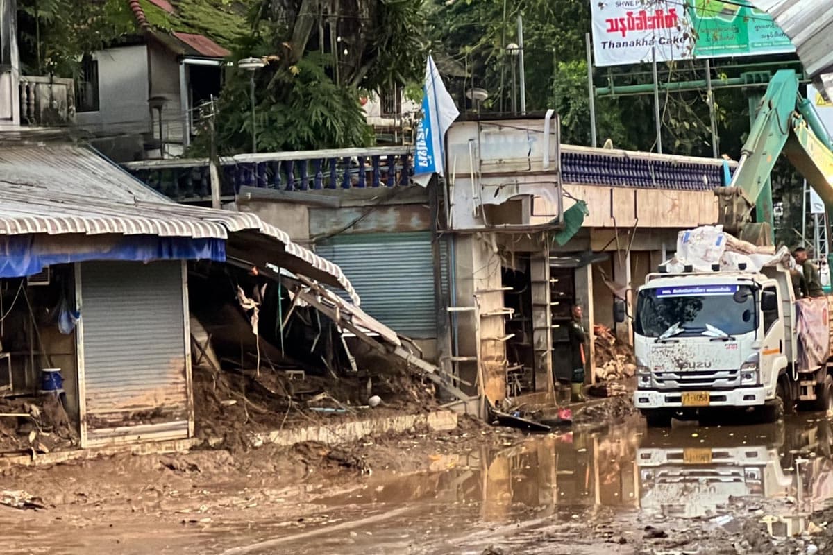 economic_business_flooding_chiangrai_garbage_SPACEBAR_Photo03_efce71edf0.jpg