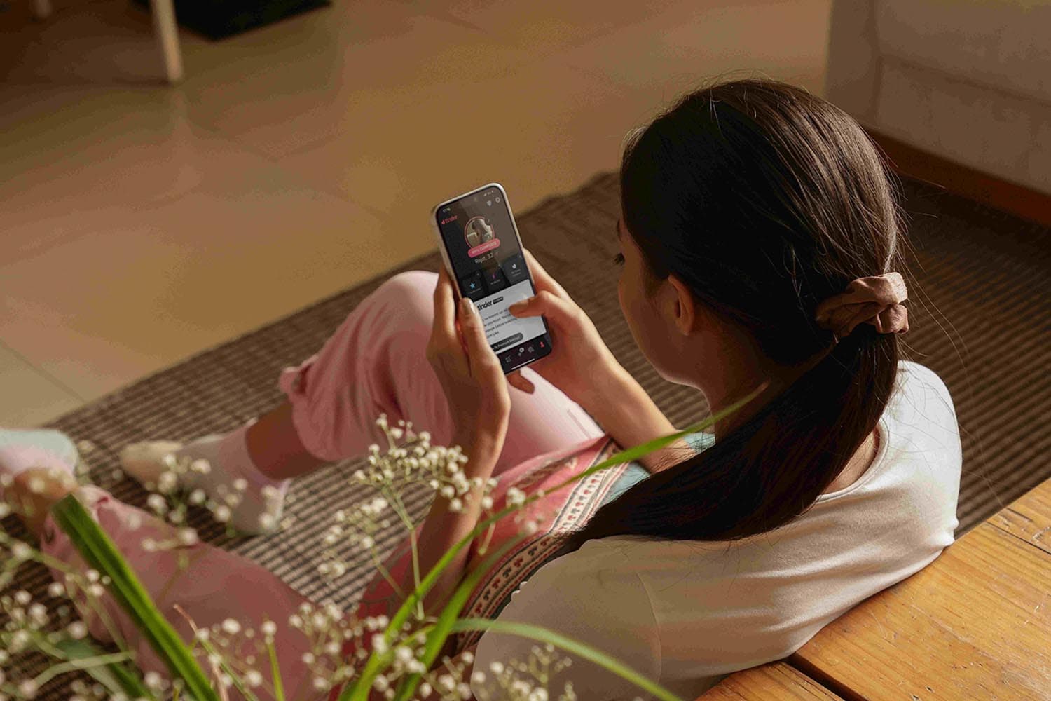 economic_business_thai_app_tinder_woman_SPACEBAR_Hero_efeef6ac12.jpg