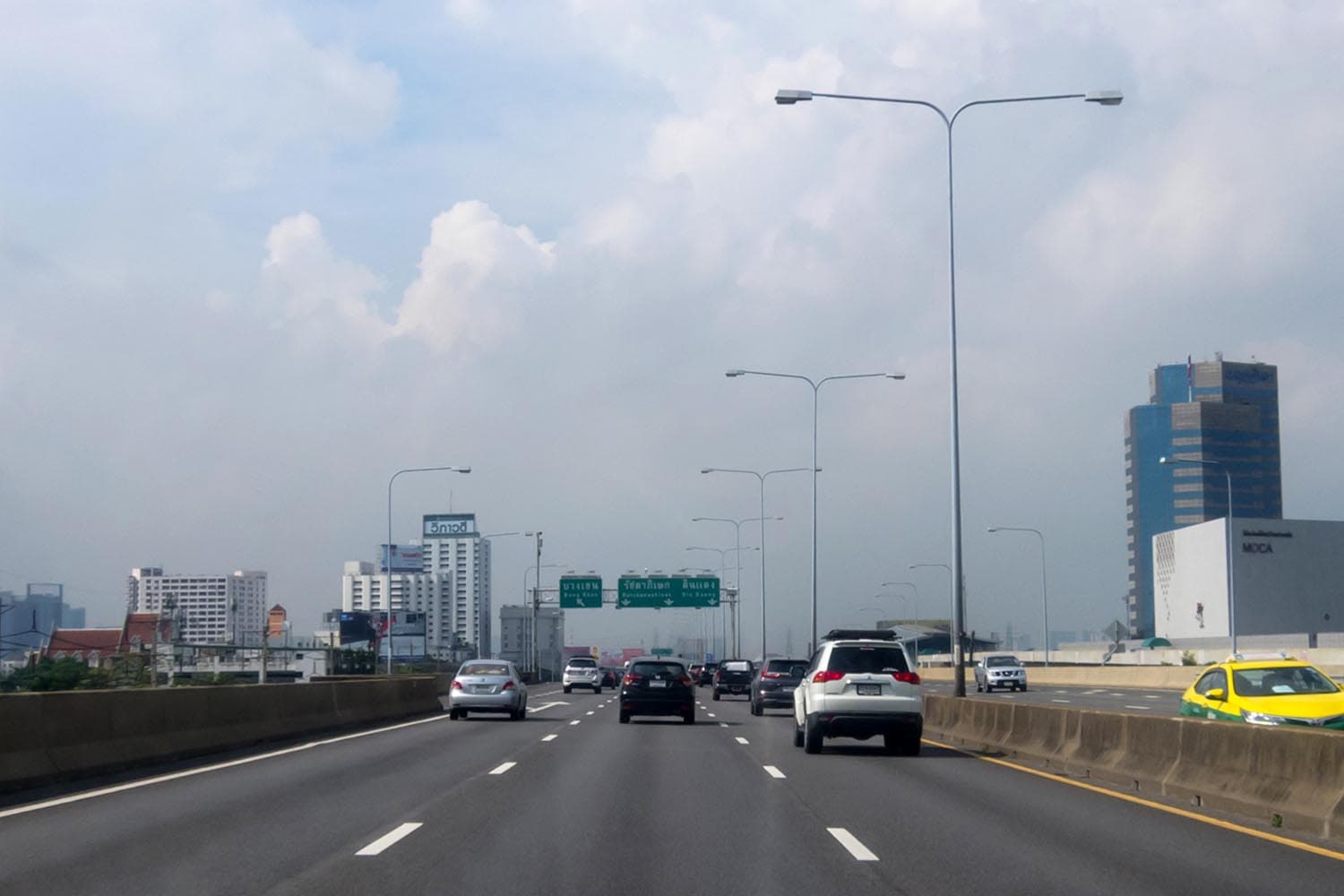 economic_business_thai_don_mueang_tollway_car_running_SPACEBAR_Hero_ccc2fdb7e3.jpg