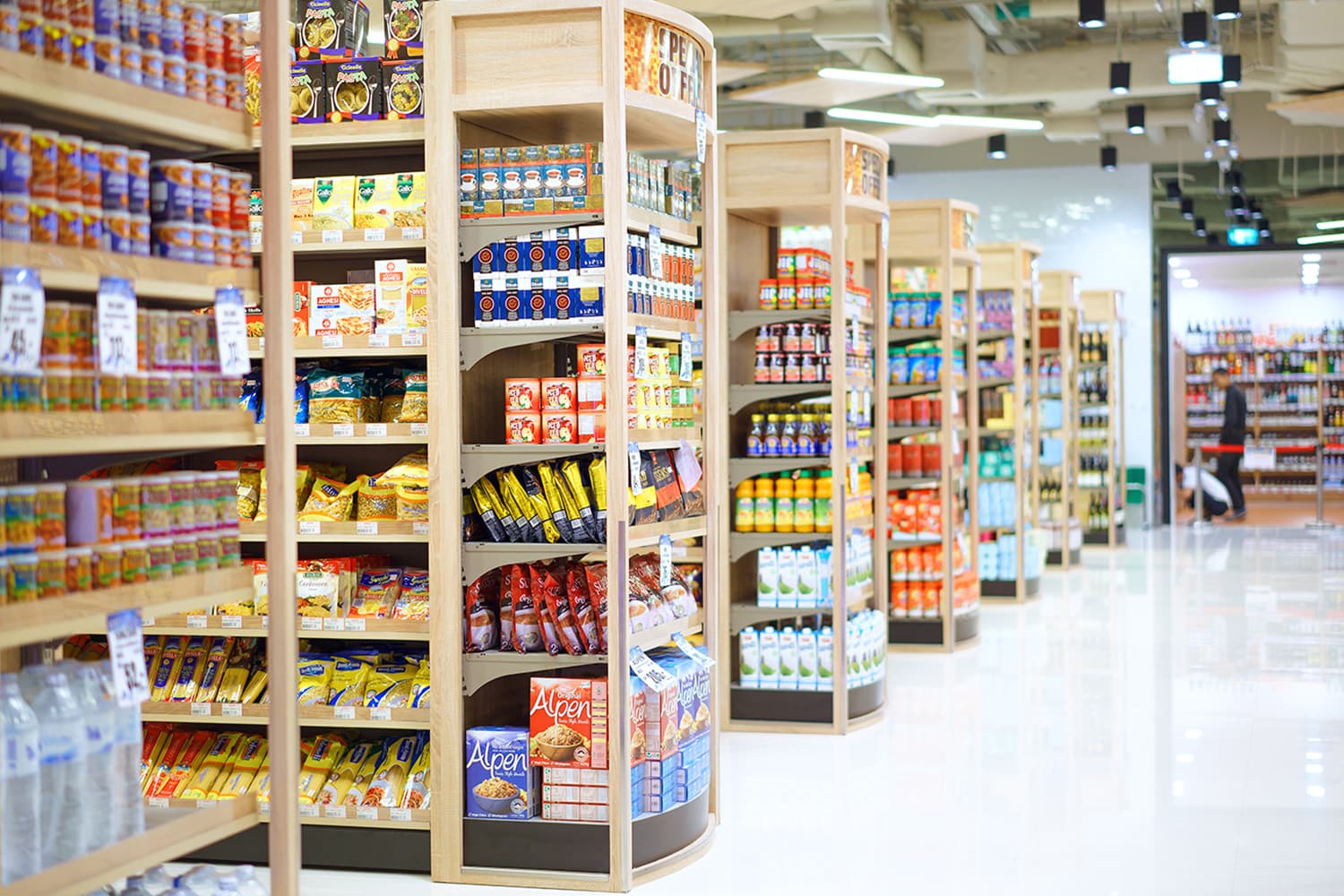 economic_business_thai_retail_sales_risk_factors_SPACEBAR_Hero_e5eb4dfa32.jpg