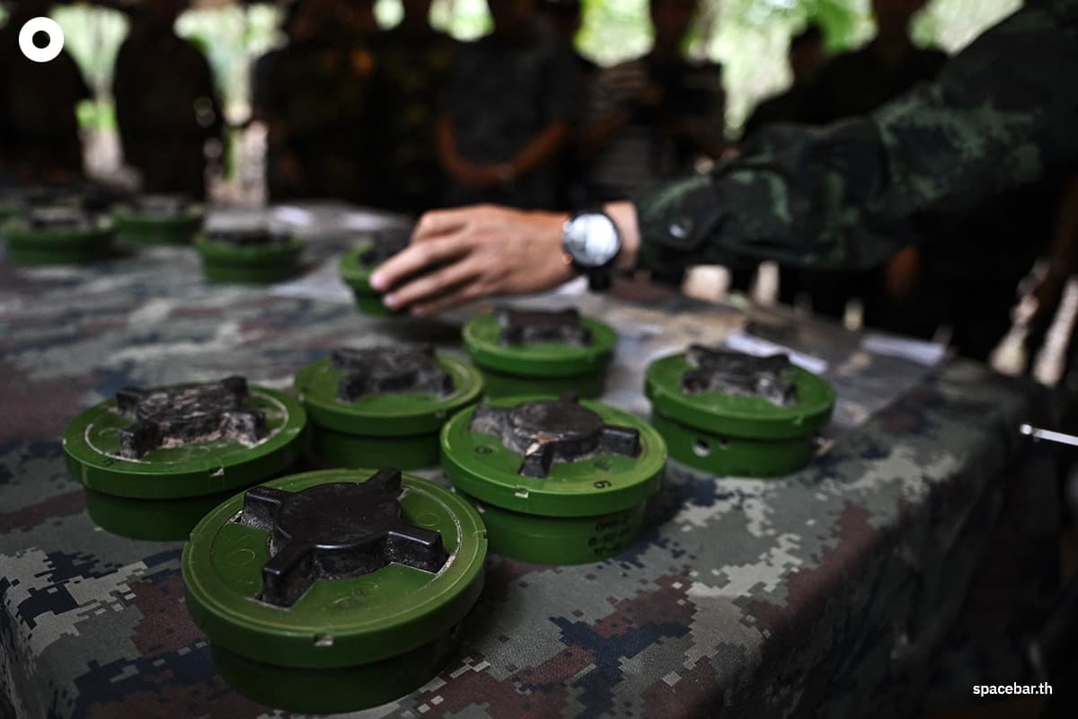 กองทัพไทยโชว์ทุ่นระเบิดที่เพิ่งเก็บกู้ตามแนวชายแดนกัมพูชาให้ผู้ช่วยทูตทหารต่างชาติพิจารณาระหว่างลงพื้นที่ จ.สุรินทร์ Photo by Lillian SUWANRUMPHA / AFP